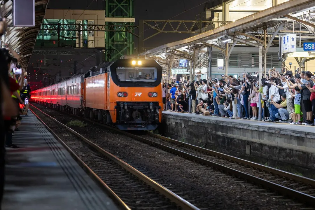 台南市區平面鐵路昨晚揮別最後列車。（圖／翻攝自黃偉哲﻿臉書）