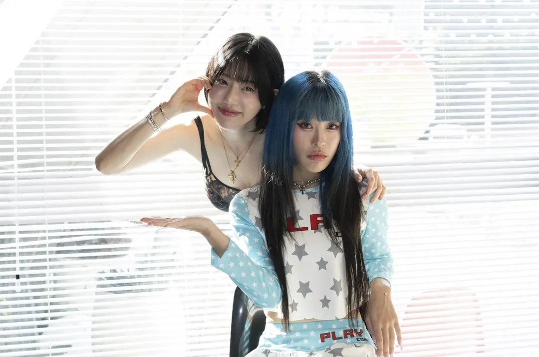 韓國歌手DJ SODA（後） 來台與女團HUR+成員C.Holly（前）合體宣傳新歌。（圖／AOA星鏈艾歐亞 提供）