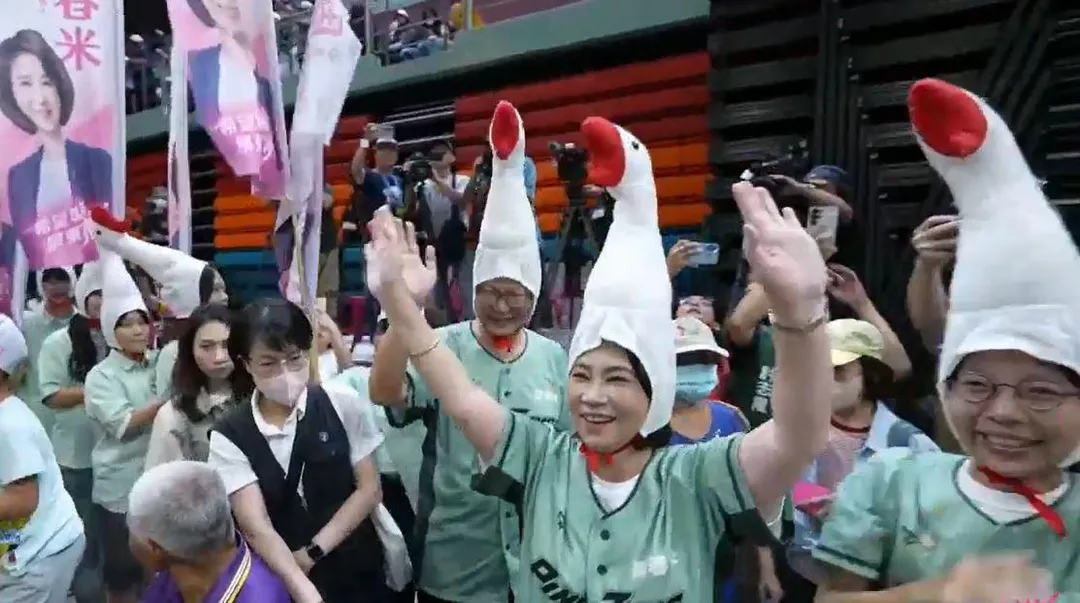 周春米戴上「鵝樂」頭套進場。（圖／翻攝自周春米直播影片）