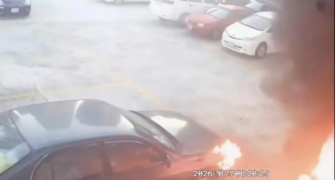 現場9台汽機車遭燒毀。（圖／翻攝畫面）