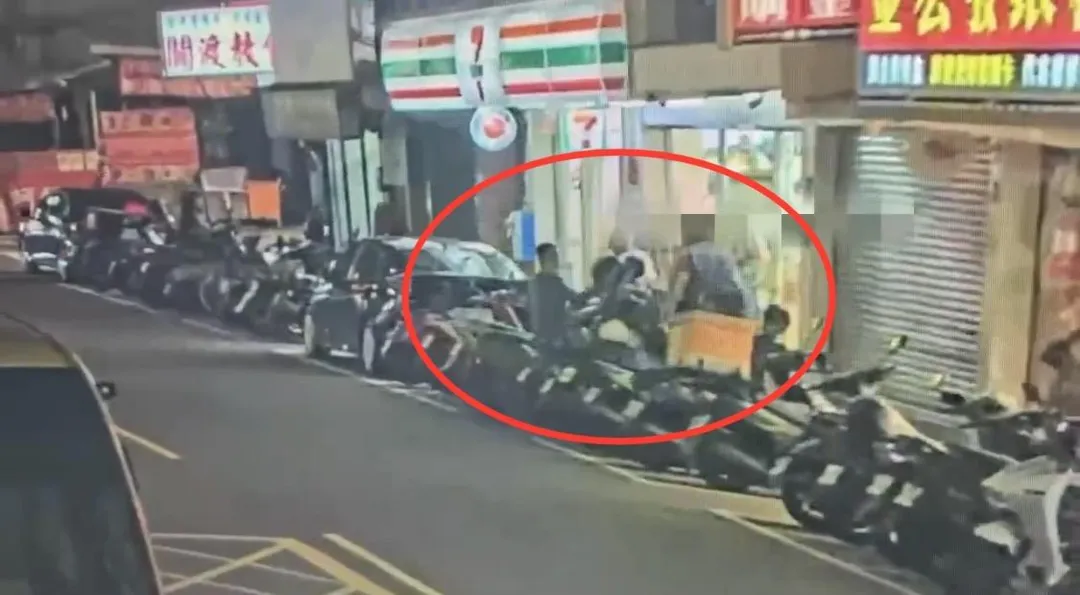 北投一對年輕情侶在馬路上互毆。（圖／翻攝畫面）