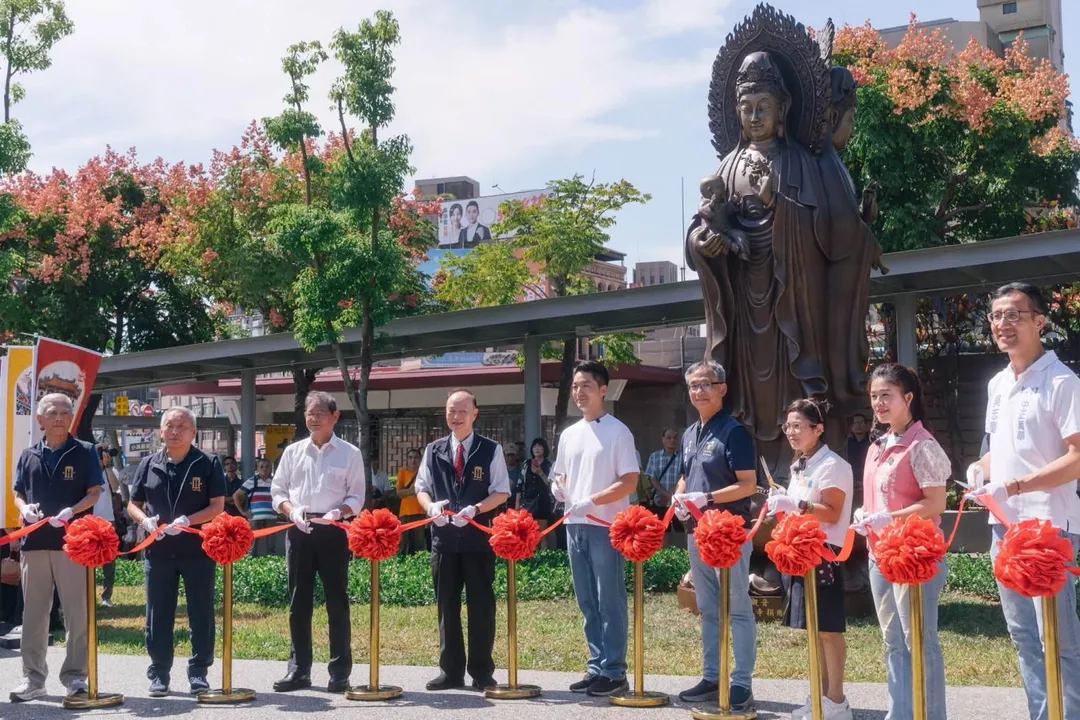 艋舺公園景觀改造完工,鏡面水池映照龍山寺建築,打造全新景觀。(圖/翻攝自蔣萬安臉書)