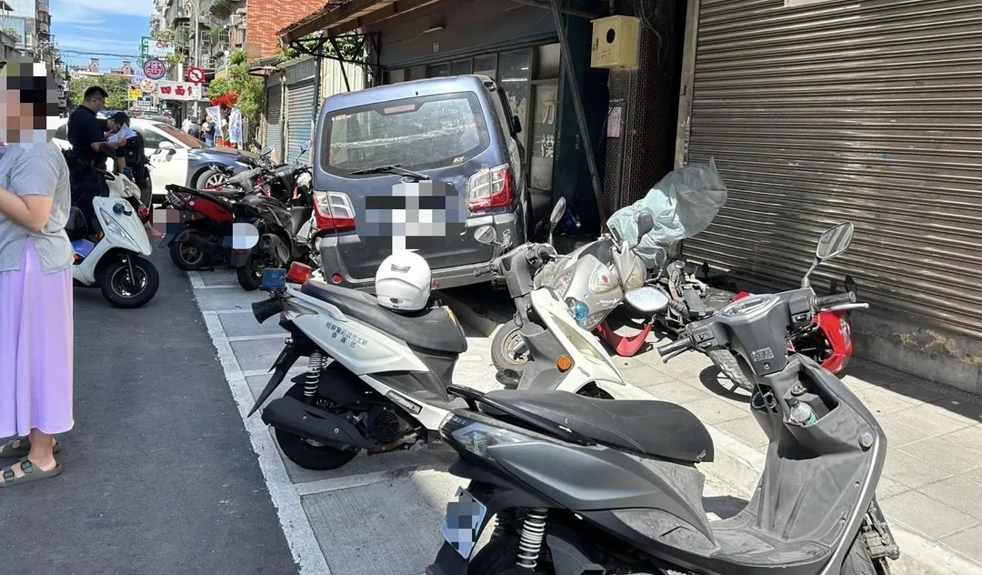 男子開偷來的貨車衝撞路邊26台機車。（圖／翻攝畫面）