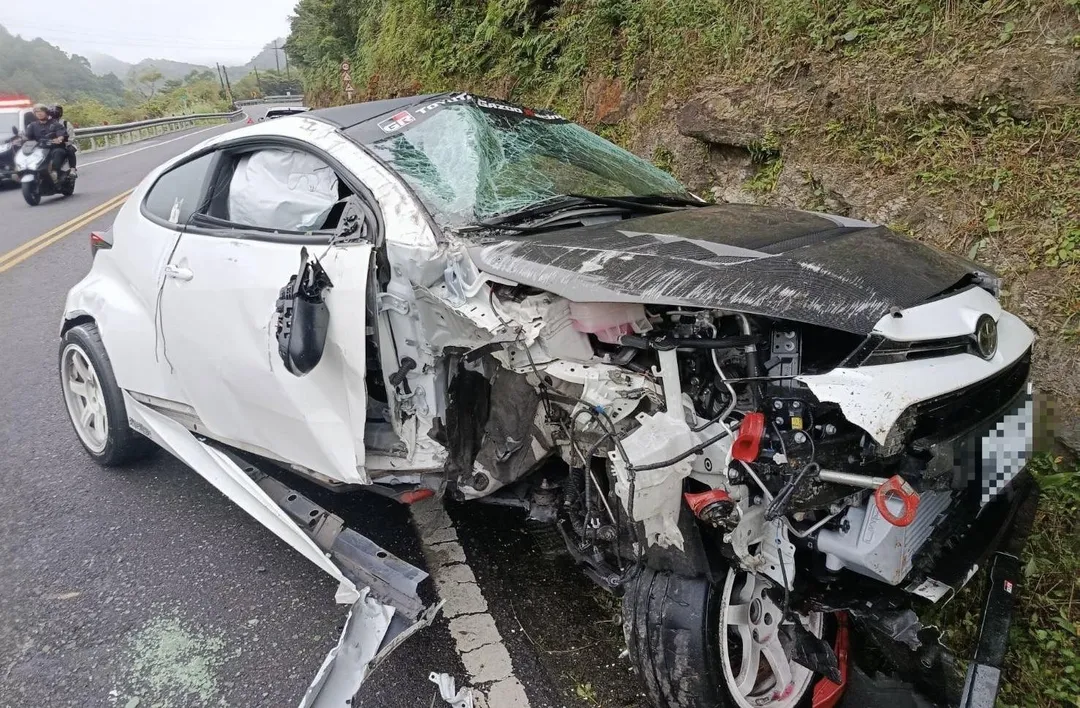 肇事車輛車頭全毀嚴重變形。（圖／翻攝畫面）