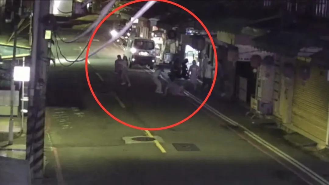 4名男子在街頭大亂鬥互毆。(圖/翻攝畫面)