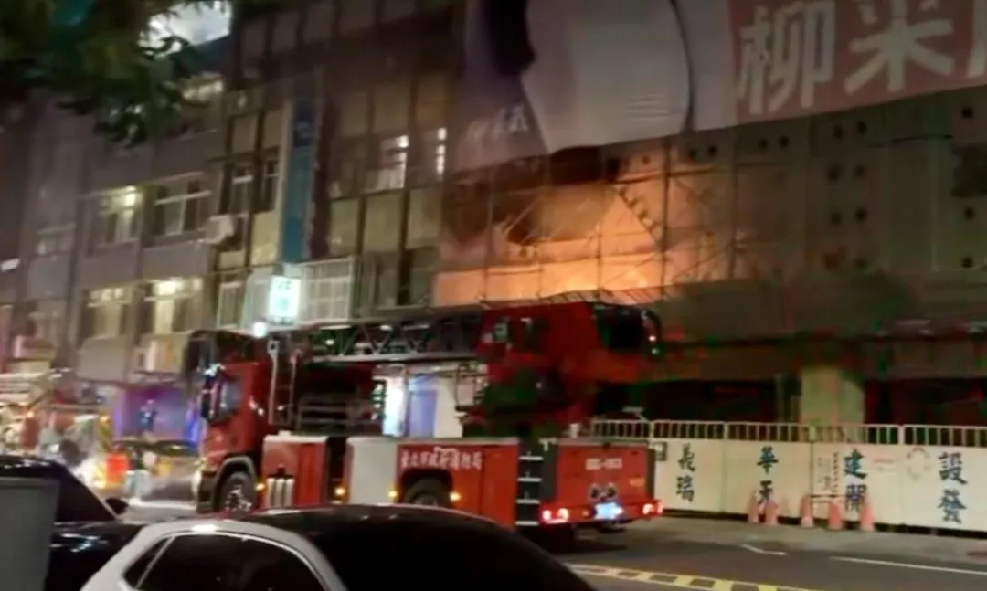 北市太原路一處工地晚間發生火警。（圖／翻攝畫面）
