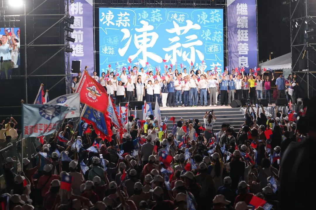張善政舉辦大型造勢，現場藍白大咖齊聚，湧入大批支持者。（圖／張善政競總提供）