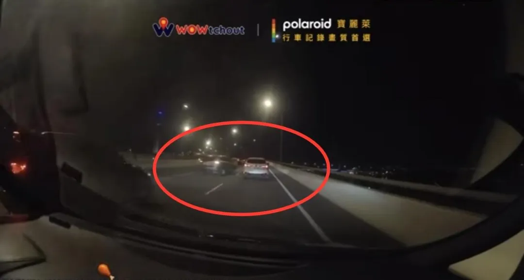 嫌犯突搶員警方向盤導致撞擊鄰車。（圖／翻攝自TY「WoWtchout」）
