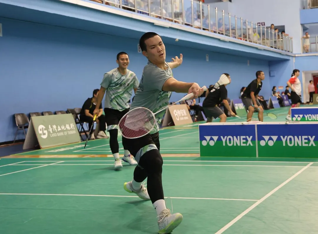 李威霆與陳秉軒收下羽球世青賽金牌。（圖／羽協提供）