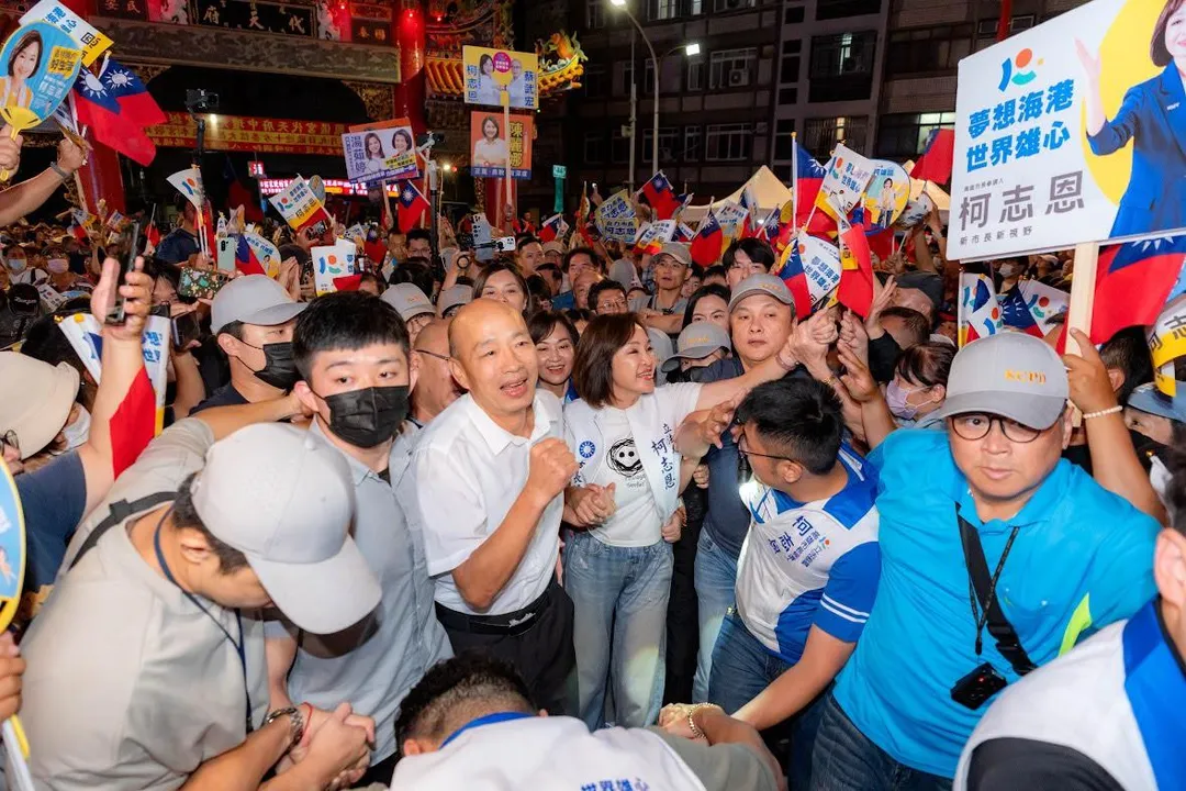 立法院長韓國瑜昨替柯志恩站台時,提到台南跟高雄間蓋長城的比喻,引發熱議。(圖/柯志恩競辦提供)