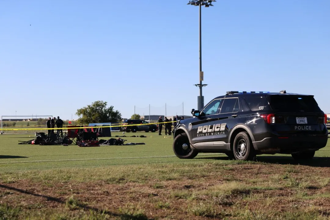 大批警方趕到事發球場，立即拉起封鎖線調查。（圖／美聯社）