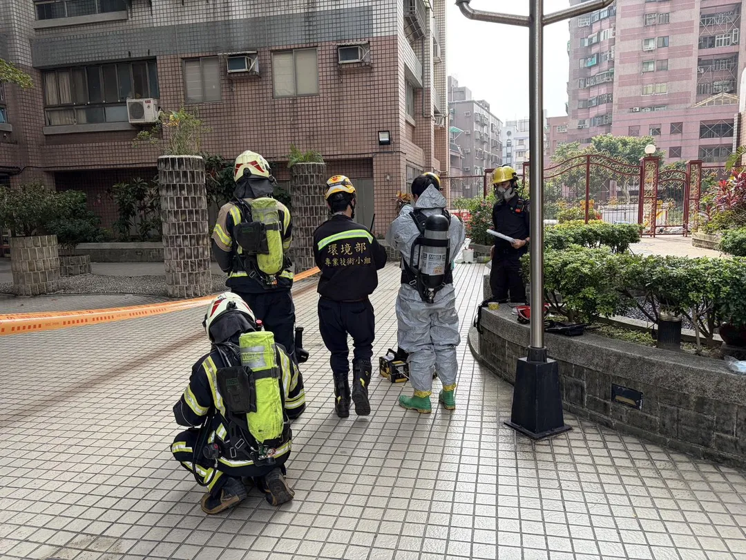 桃園壽昌街社區驚傳氣體外洩，消防車與警消人員迅速抵達警戒。（圖／桃園市消防局提供）