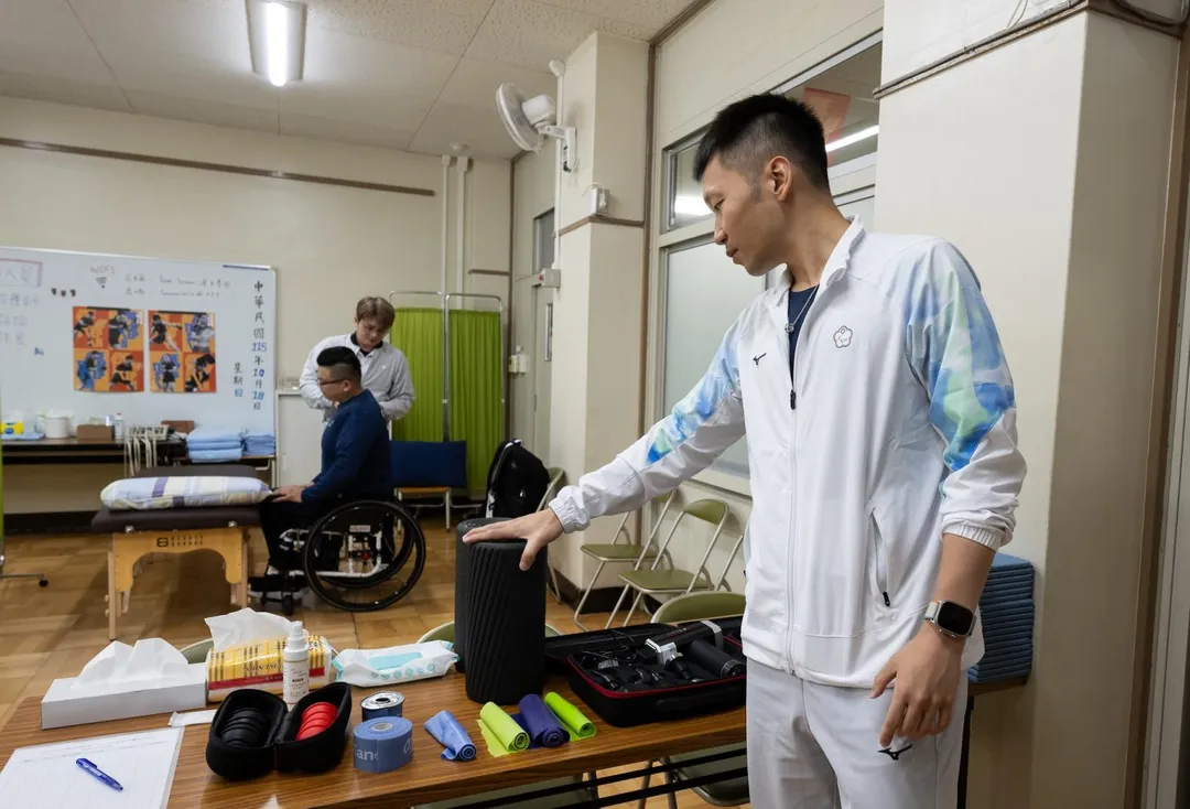 李洋關心亞帕運中繼站服務整備情形。(圖/運動部提供)