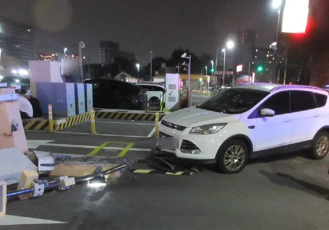 胡姓女子欲右轉進私人福悠停車場時，因轉彎角度未抓好，前車頭與停車場柵欄柱發生碰撞。（圖／中天新聞）