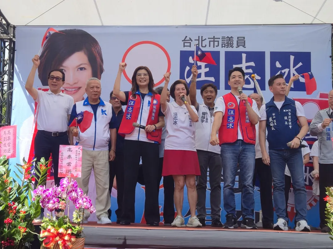 鄭麗文拜託大家，蔣萬安必須要連任，台北才能持續的起飛進步，請大家團結所有力量，市長投給蔣萬安，議員投給汪志冰。（圖/國民黨提供）