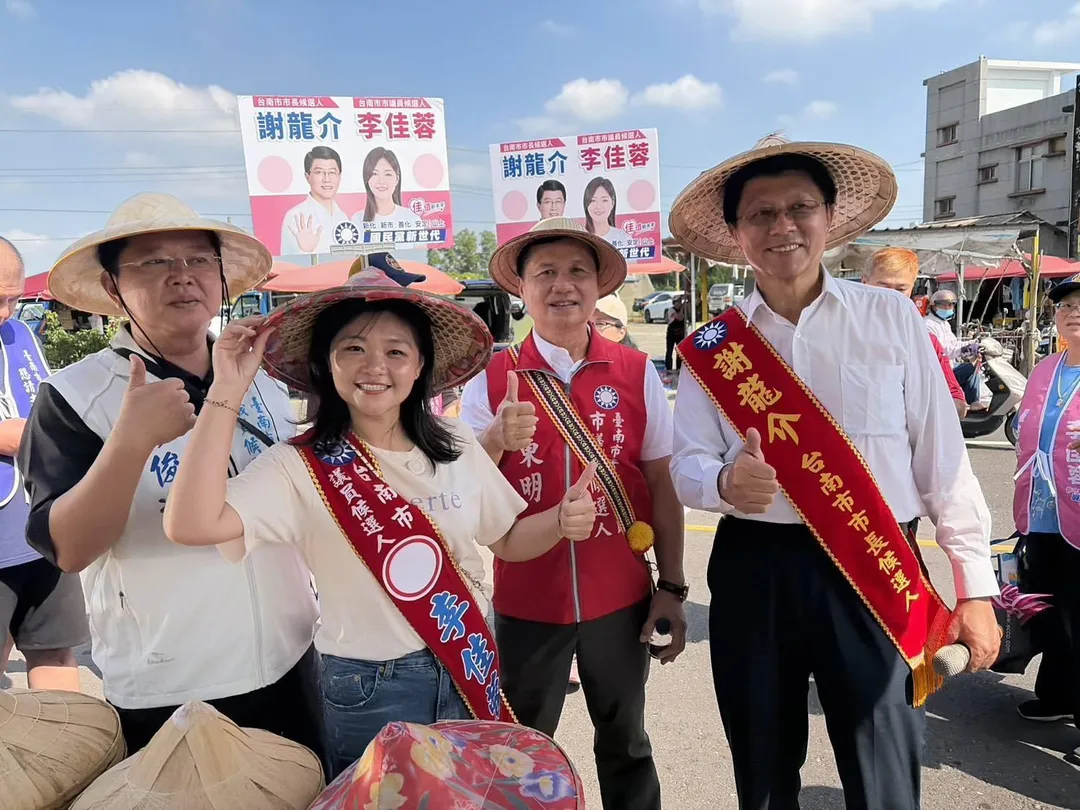 國民黨台南市長候選人謝龍介18日一早前往善化牛墟,向採買民眾與攤商問好。(圖/謝龍介辦公室提供)