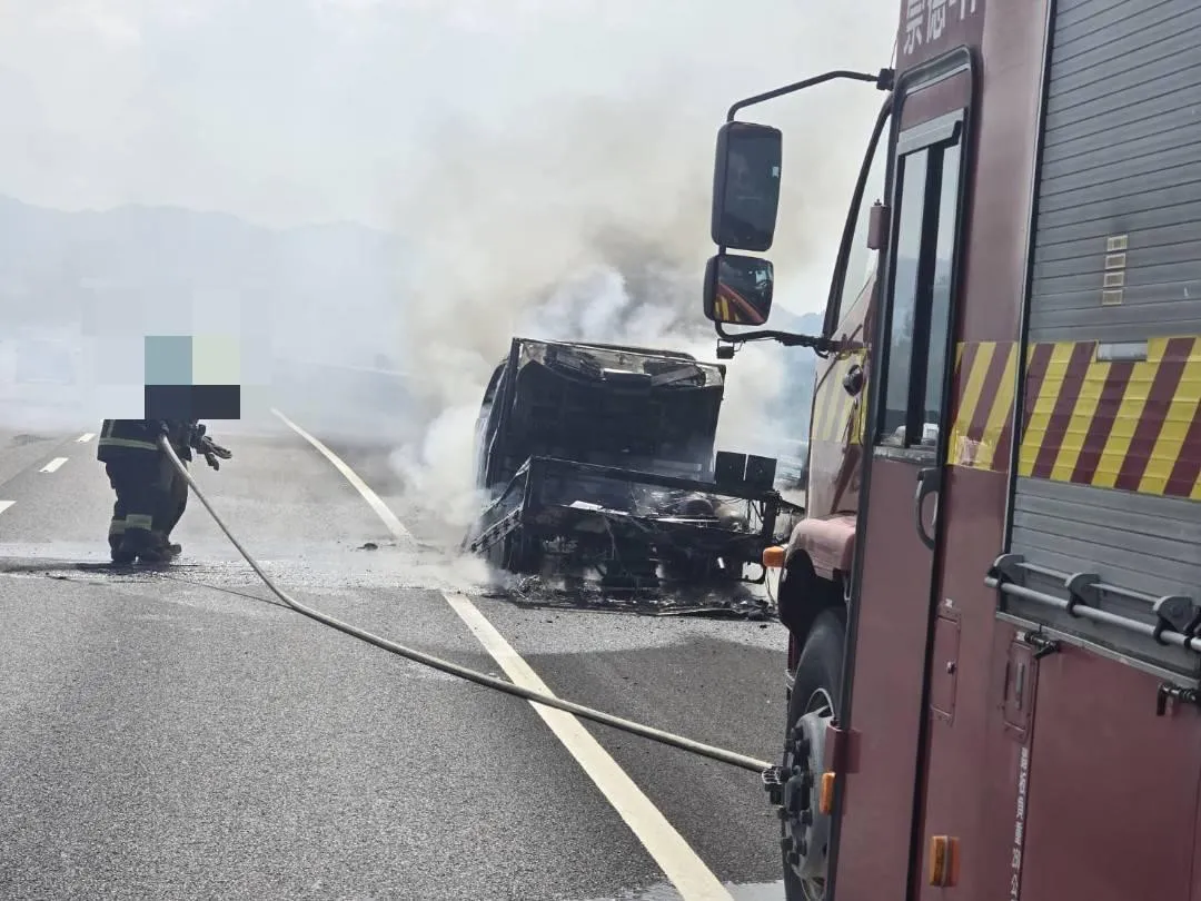 車輛燒到剩骨架。(圖/警方提供)