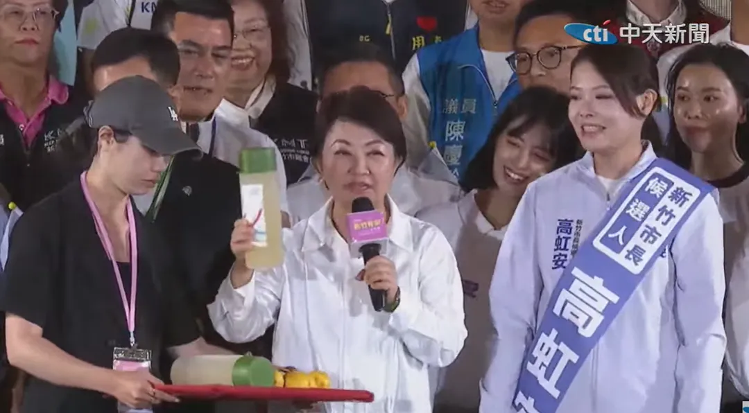 盧秀燕致贈「蜂蜜檸檬茶」。(圖/中天新聞)