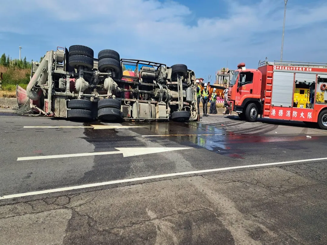 水泥預拌車於龍井環港南路翻覆，車體嚴重變形橫躺路面。（圖／中天新聞）