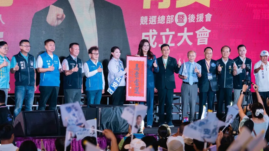 鄭麗文力挺高虹安。(圖/高虹安競辦提供)
