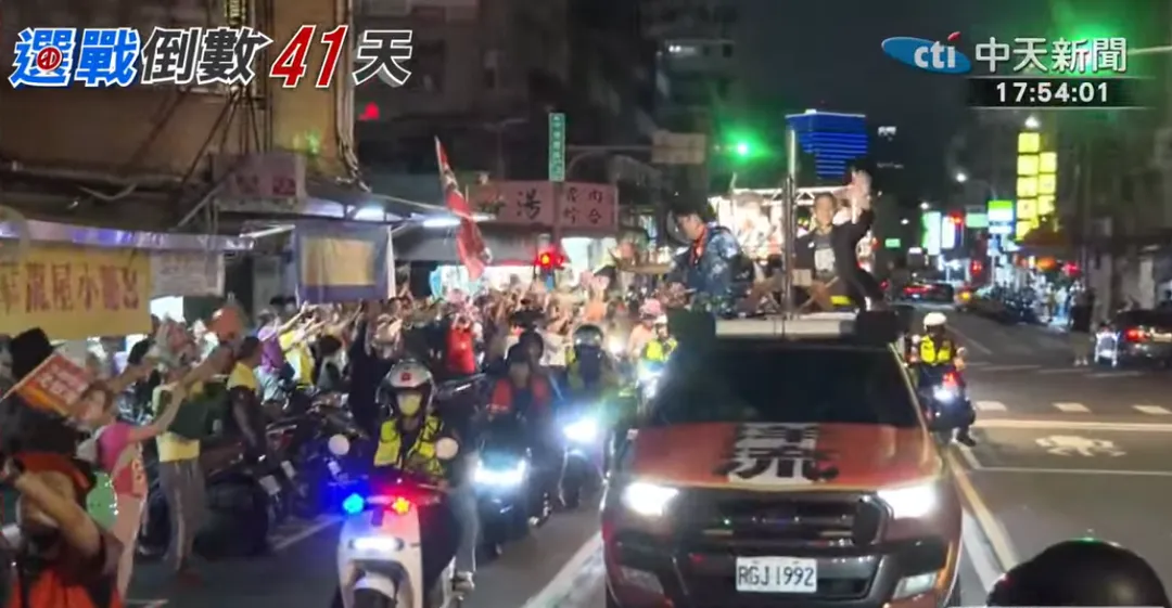 沈伯洋18日車掃。（圖／中天新聞）