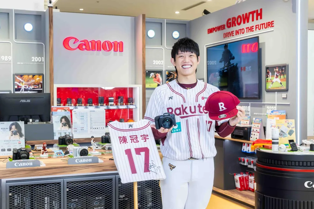 Canon特別邀請陳冠宇擔任「一日店長」與現場球迷親切互動。（圖／Canon提供）