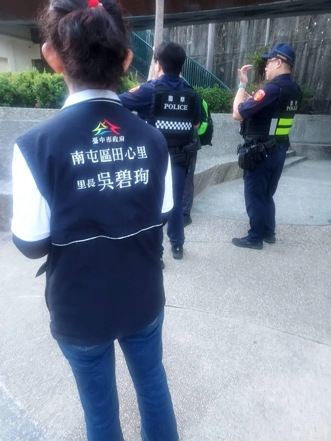 里長吳碧珣到場關心公廁安全,建議增設巡邏箱防範。(圖/翻攝里長吳碧珣臉書)