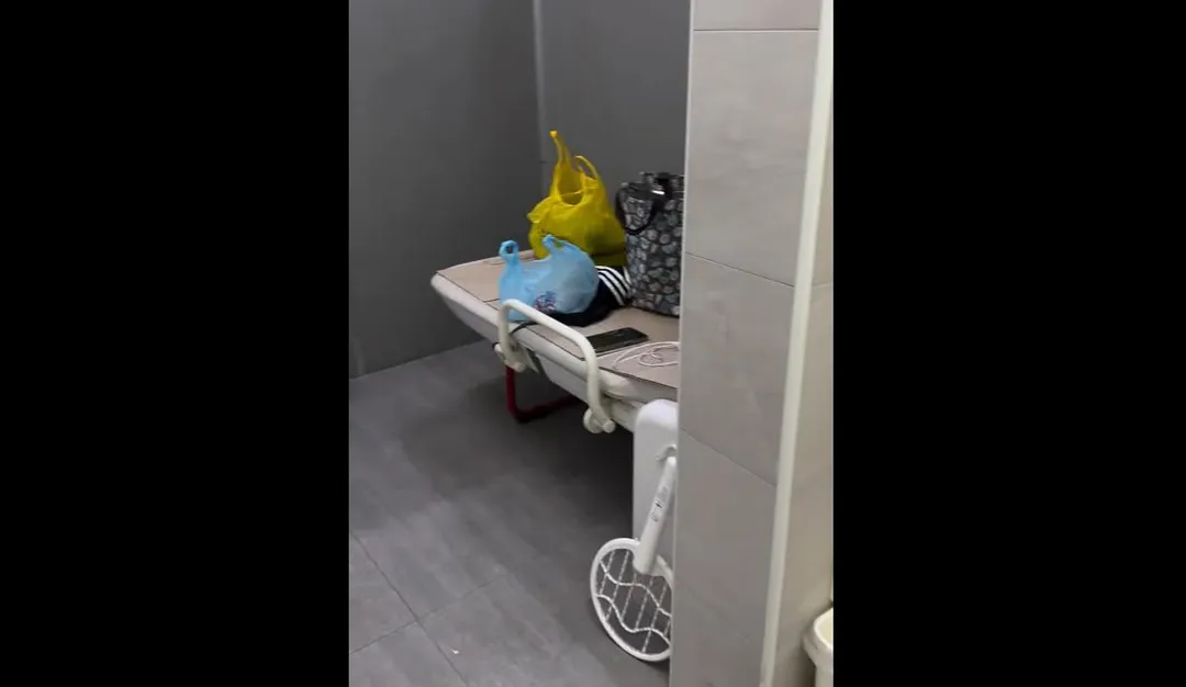 男子將私人物品搬入無障礙公廁反鎖過夜引發關注。(圖/翻攝里長吳碧珣臉書)
