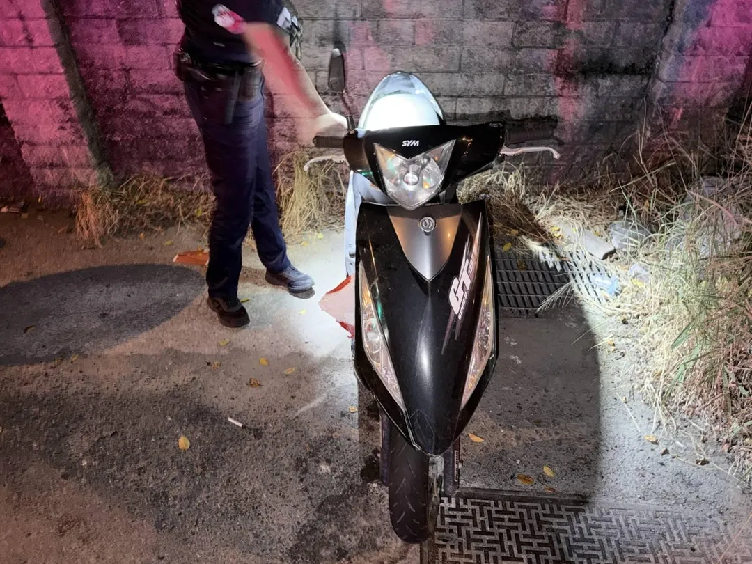 新竹湖口行人穿越馬路遭機車撞擊，監視器畫面曝光引發網友討論。（圖／警方提供）