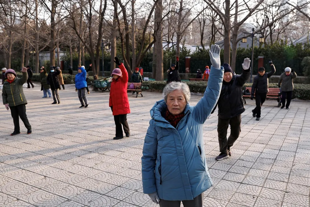 北京一處公園有大批長者運動跳舞。（圖／路透社）
