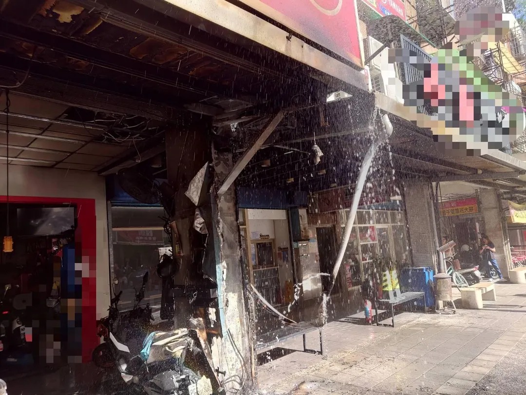 新北市新店區民族路機車行今日上午發生火警，招牌竄出濃煙。（圖／新北市消防局提供）
