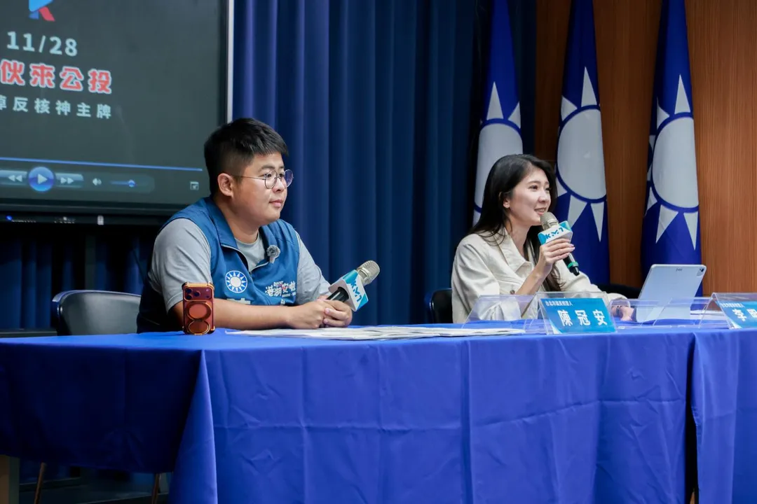 國民黨台北市議員候選人李明璇（右起）、陳冠安指出，這部動畫演出的正是近年全體台灣人被迫買票進場、卻「退不了票」的能源災難片。（圖／國民黨文傳會提供）