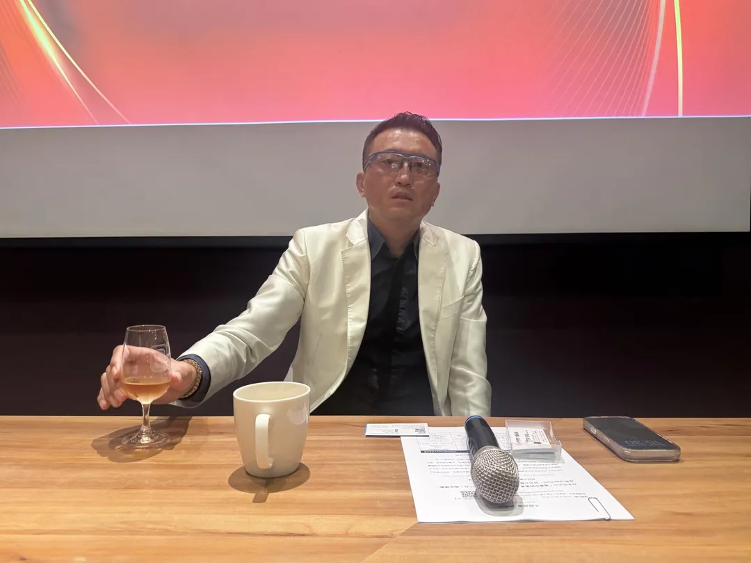 大師房屋董事長陳建慶受訪。（圖／陳奕廷攝）