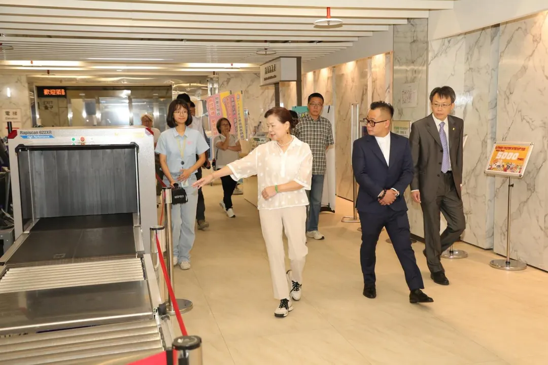 童子瑋與王美花一同走訪台灣港務公司基隆港務分公司，並參訪六堵科技園區在地生技企業。（圖／童子瑋臉書）
