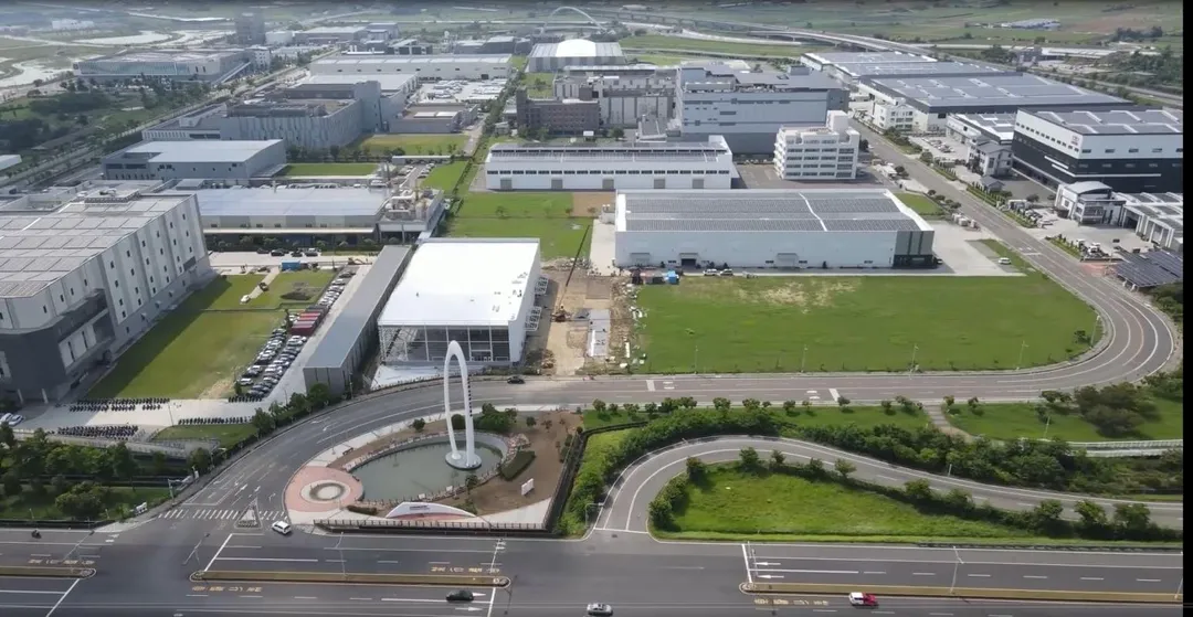 進駐馬稠後產業園區後期的95家廠商中，已有7家取得工廠登記正式生產、43家取得建照陸續動工；另有約101公頃台糖土地採「只租不售」，供半導體產業供應鏈使用。（圖／嘉義縣政府提供）