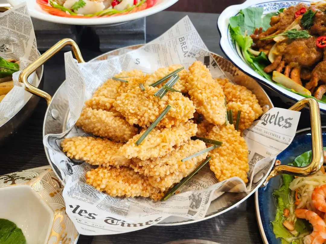 「金酥香茅魚」則以香茅獨特清香搭配金黃酥炸口感，香酥而不油膩。（圖／千葉餐飲集團提供）