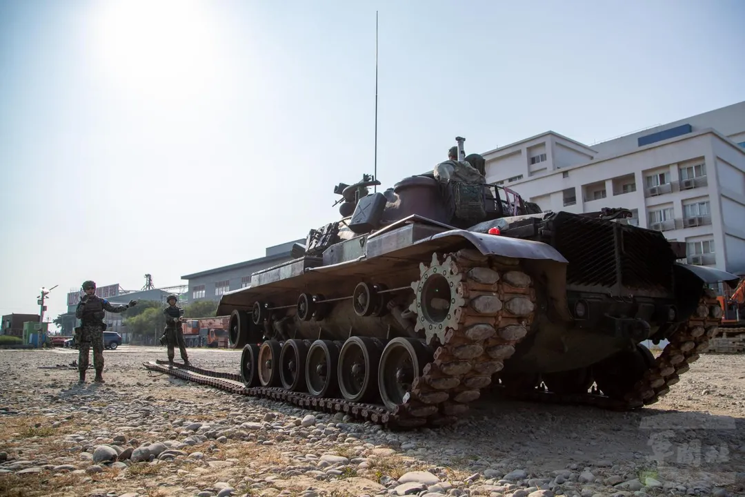第269旅的CM11戰車進行履帶搶修演練。(圖/軍聞社)
