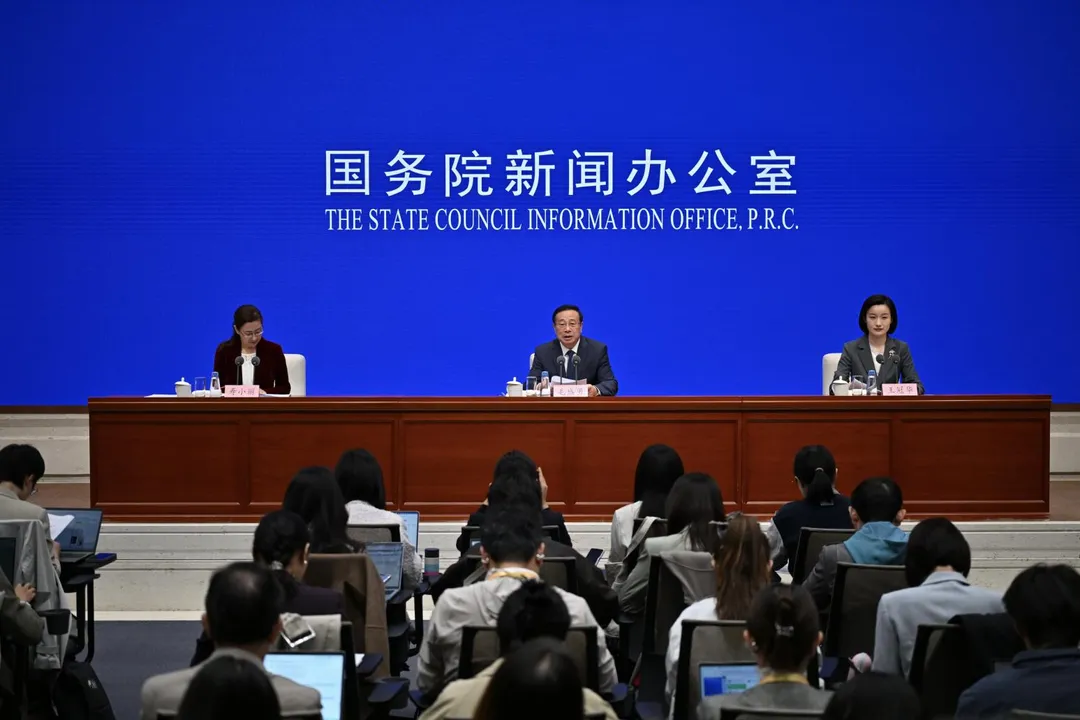大陸國新辦19日舉行新聞發布會介紹2026年前三季度國民經濟運行情況。（圖／新華社）