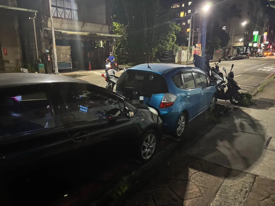 警方在涉案車輛內起獲3顆依托咪酯菸彈及隨身摺疊刀等證物。（圖／警方提供）