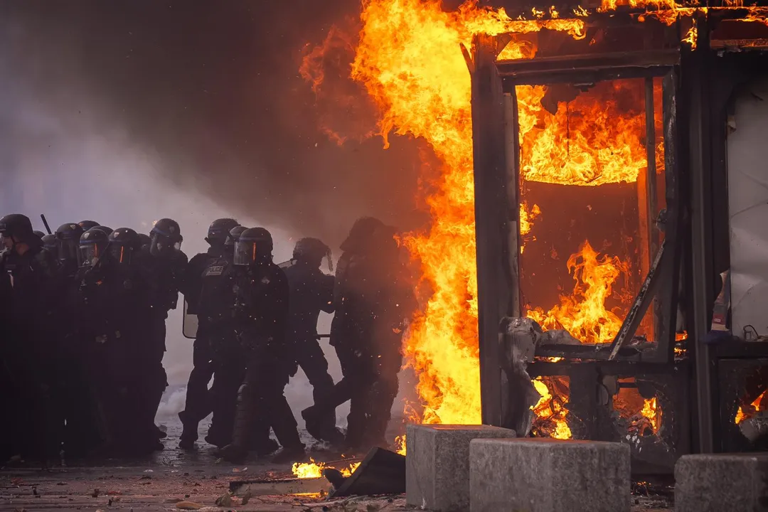 法國數十座城市爆發全國性抗議活動。（圖／新華社）