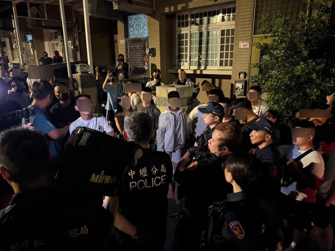 將近6百人包圍武和宮抗議。（圖／警方提供）