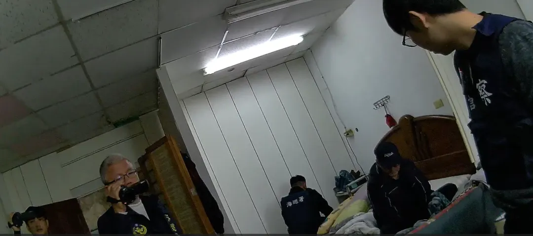 海巡署花蓮查緝隊攻堅嫌犯住家。（圖／海巡署提供）