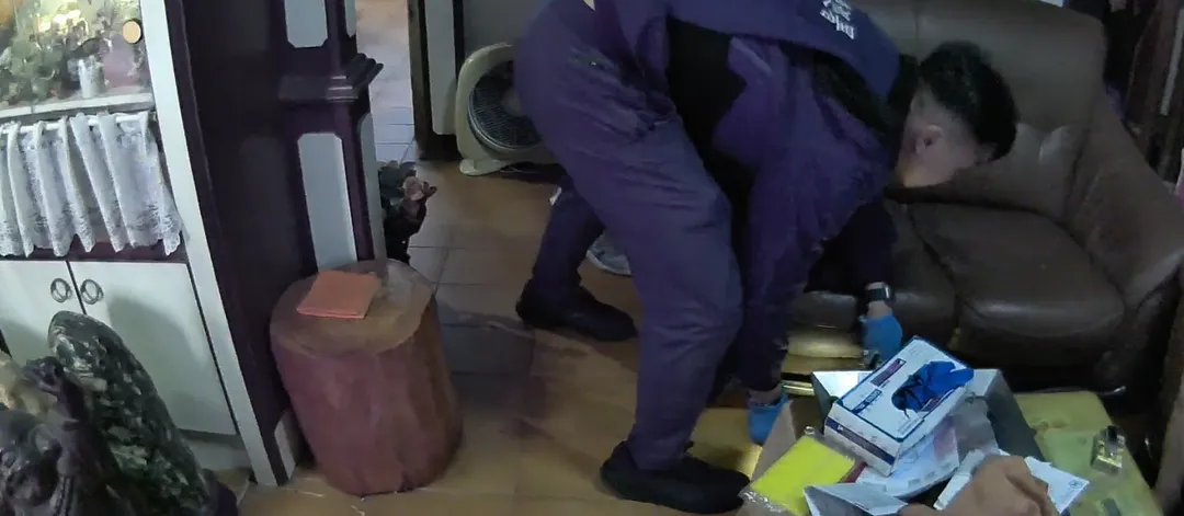 專案小組掌握黑槍藏匿地點發動攻堅。（圖／海巡署提供）