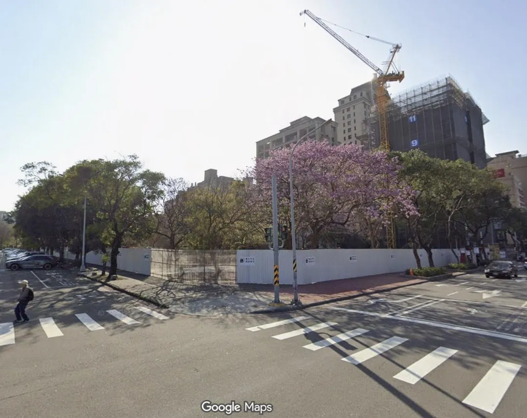 竹北市西公園砍樹及部分草地變水泥地,現場施工圍籬掛有「進化竹北、建設有方」標語。(圖/翻攝Google街景)