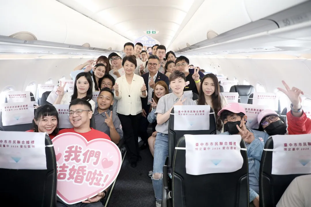 盧市長於空中證婚儀式與新人們合影留念。（圖／台中市政府提供）