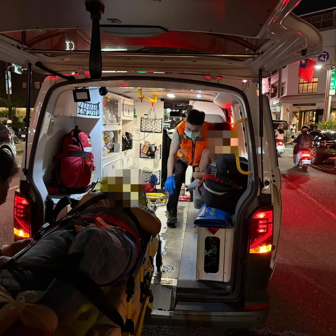 救護人員到場協助傷者送醫。（圖／翻攝畫面）