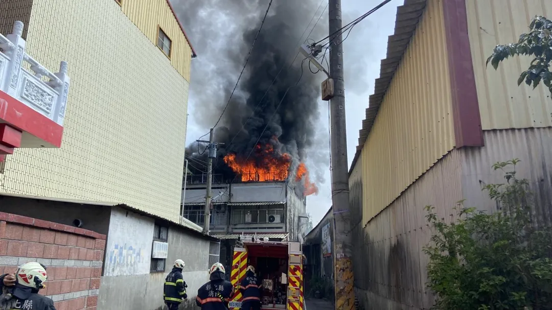 彰化縣員林市四平街19巷一棟住宅三樓鐵皮加蓋發生火警。（圖／中天新聞）