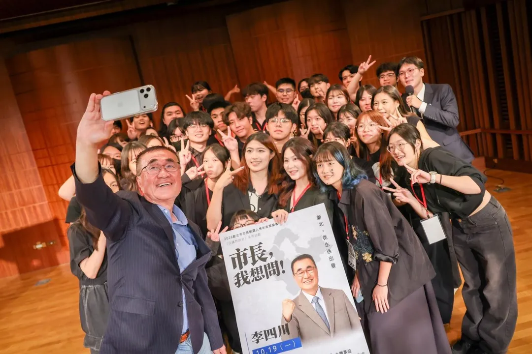 國民黨新北市長候選人李四川19日到淡江大學與學生交流。(圖/李四川競辦提供)