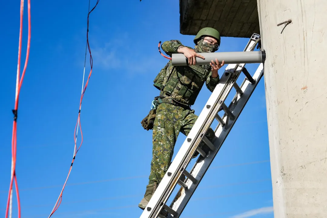 工兵在明里大橋橋體裝填爆藥。(圖/軍聞社)