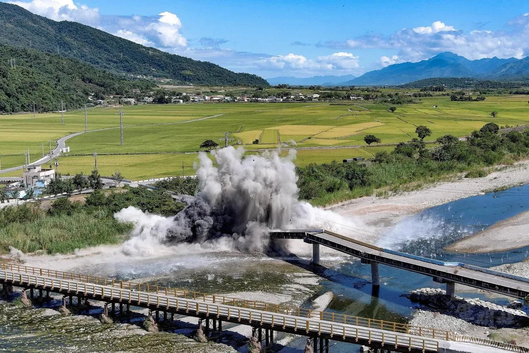 花防部工兵爆破明里大橋。(圖/軍聞社)